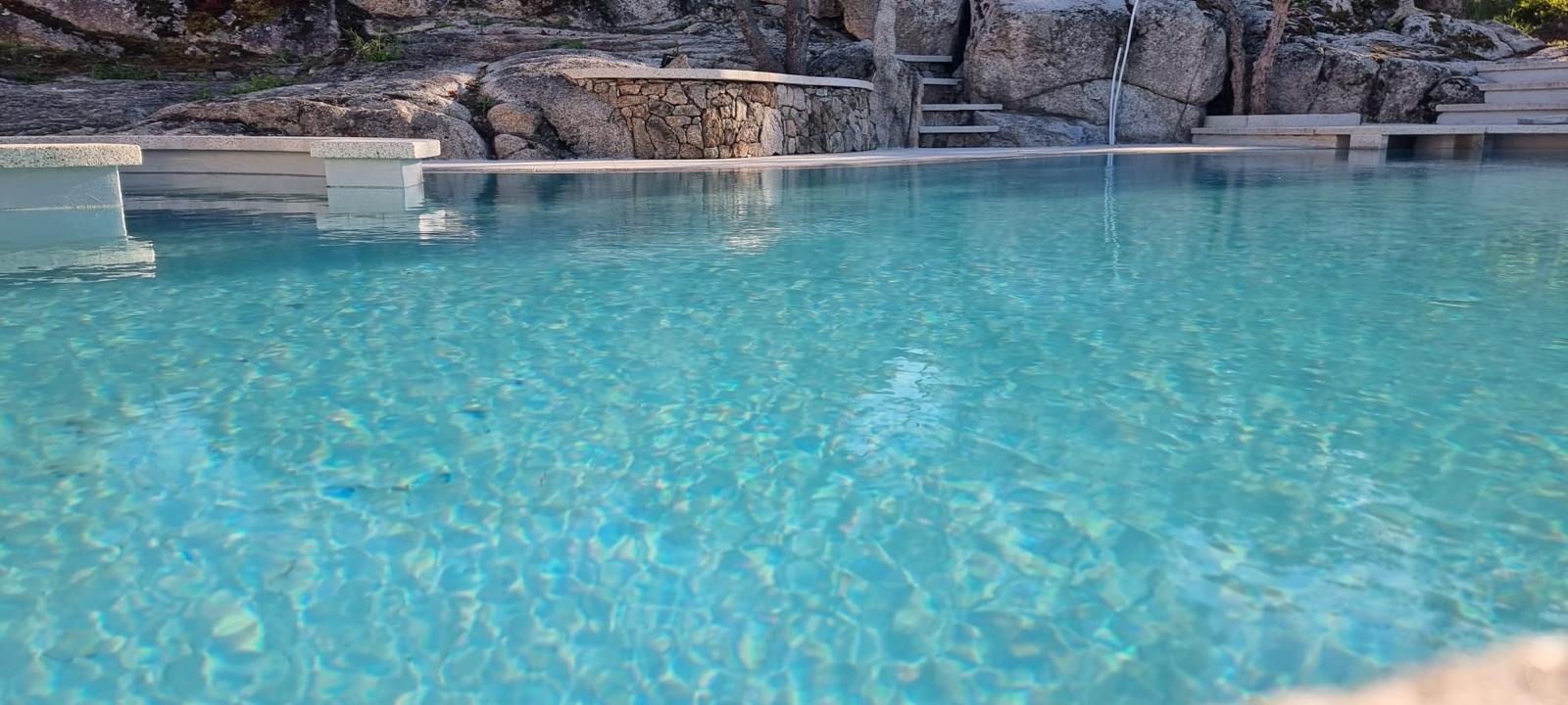 Piscina turchese tra rocce di granito